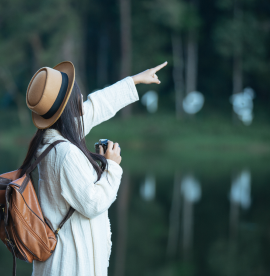 female-tourists-who-are-taking-photos-atmosphere